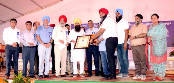 S. Ranjit Singh Sohi receiving award from S. Gurmeet Singh Khuddian, Cabinet Minister